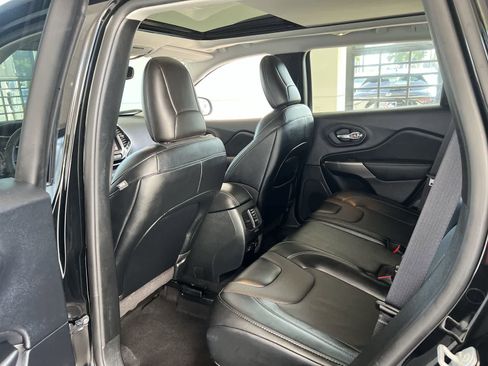 Used 2022 Jeep Cherokee Limited image 11