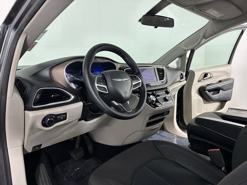 Used 2019 Chrysler Pacifica LX FWD image 9