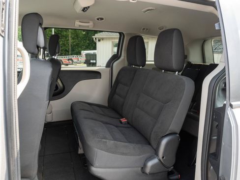 Used 2018 Dodge Grand Caravan SE w/ UConnect Hands-Free Group FWD image 16