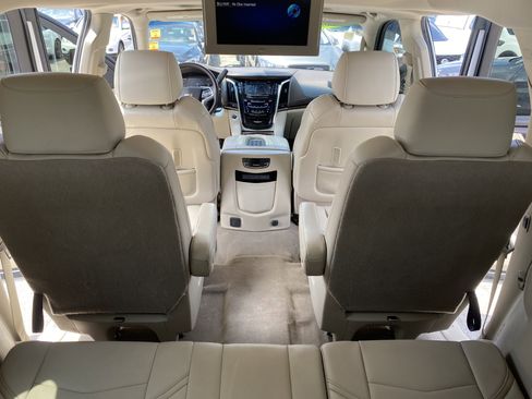 Used 2017 Cadillac Escalade ESV Premium Luxury RWD image 24