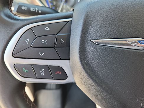 Used 2017 Chrysler Pacifica Touring-L FWD image 18