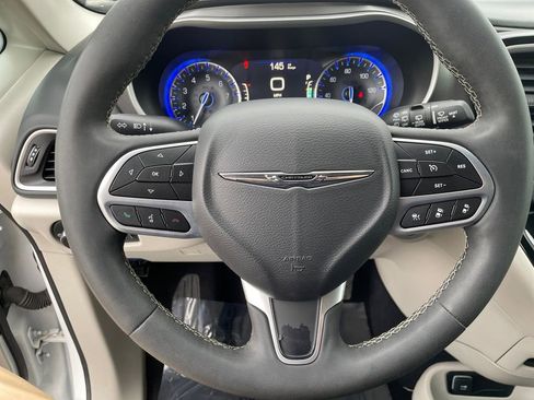 Used 2023 Chrysler Pacifica Touring-L image 18