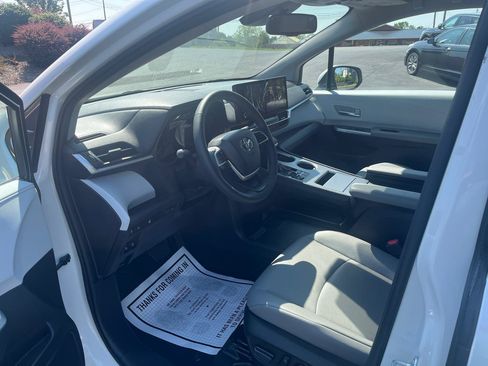 Used 2025 Toyota Sienna XLE FWD image 7