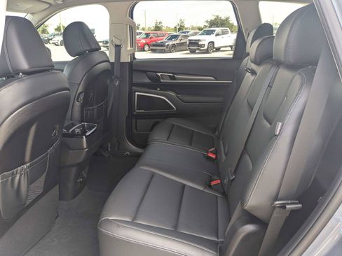 Used 2024 Kia Telluride LX FWD image 15