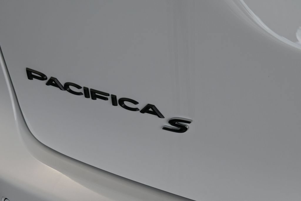 New 2027 Chrysler Pacifica Limited w/ Family Tech Group FWD image 10
