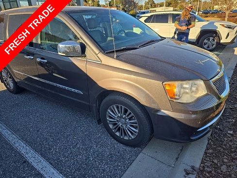 Used 2016 Chrysler Town & Country Touring-L image 1