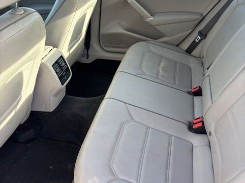 Used 2016 Volkswagen Passat 1.8T SE FWD image 12