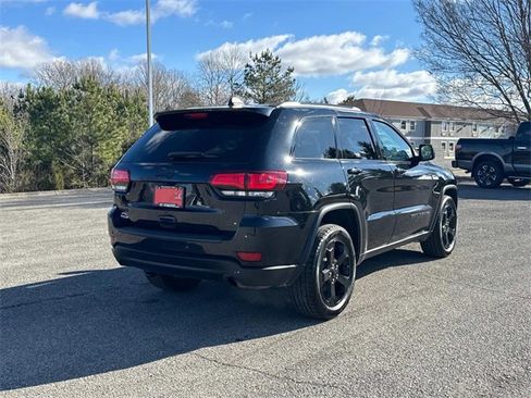 Used 2019 Jeep Grand Cherokee Laredo image 4