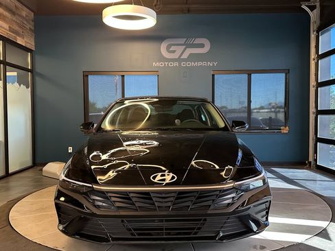 Used 2025 Hyundai Elantra SE FWD image 8