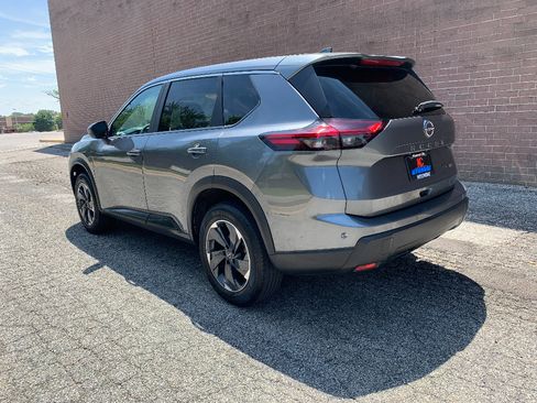 Used 2024 Nissan Rogue SV AWD/4WD image 3