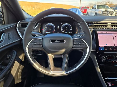 New 2025 Jeep Grand Cherokee Limited image 18