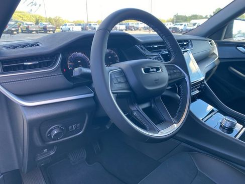 New 2025 Jeep Grand Cherokee Altitude image 14