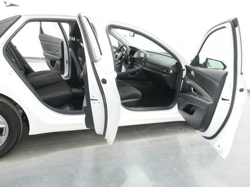 Used 2024 Hyundai Elantra SE FWD image 25