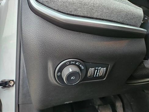 Used 2025 Jeep Compass Latitude image 11