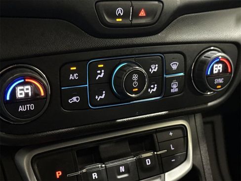 Used 2024 GMC Terrain SLT image 18