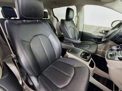Used 2024 Chrysler Pacifica Touring-L FWD image 28