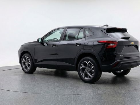 Used 2025 Chevrolet Trax LT FWD image 6