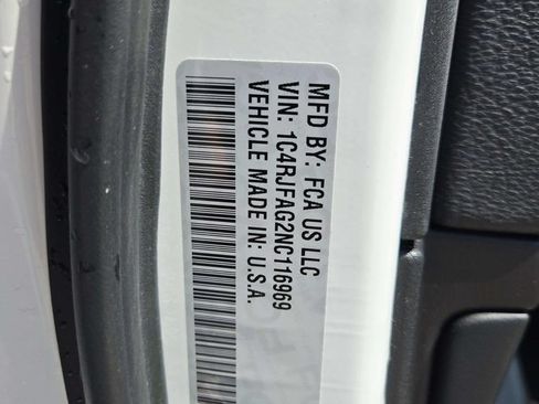 Certified 2022 Jeep Grand Cherokee Laredo X AWD/4WD image 36