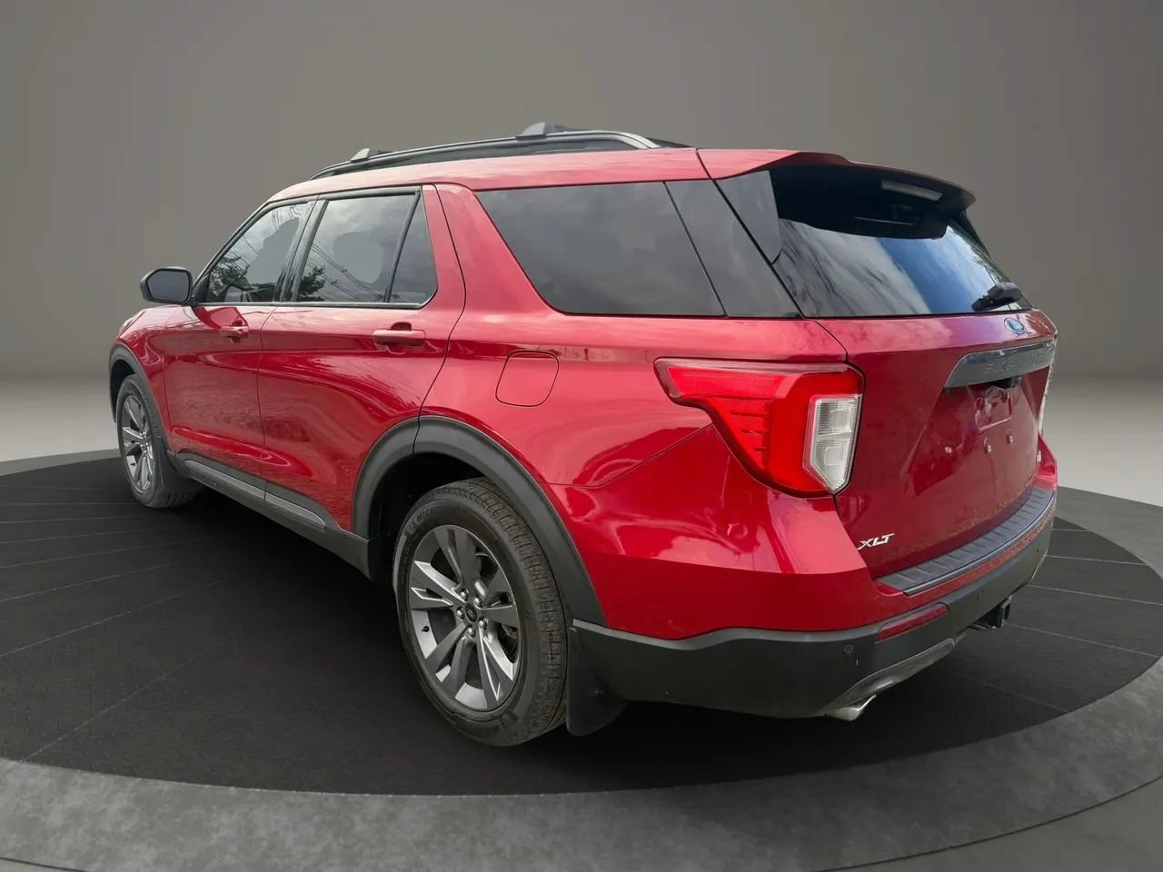 Used 2021 Ford Explorer XLT w/ Equipment Group 202A AWD/4WD image 7