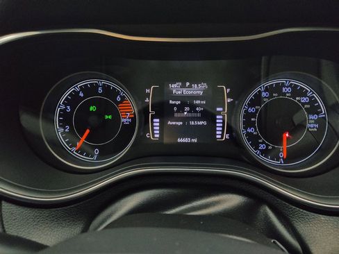 Used 2019 Jeep Cherokee Latitude Plus FWD image 23