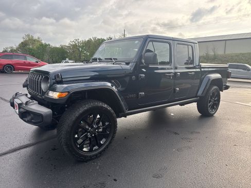 Used 2025 Jeep Gladiator Sport image 2
