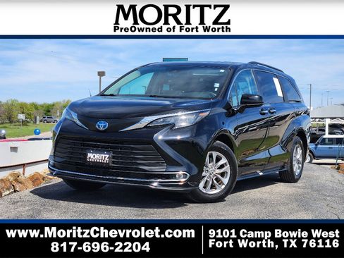 Used 2024 Toyota Sienna XLE image 1
