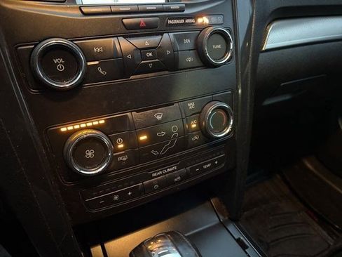 Used 2018 Ford Explorer XLT image 23
