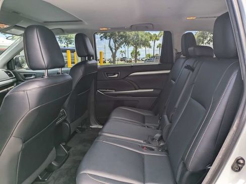 Used 2018 Toyota Highlander XLE FWD image 14
