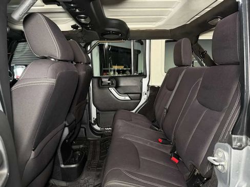 Used 2014 Jeep Wrangler Unlimited Sahara w/ Connectivity Group AWD/4WD image 18