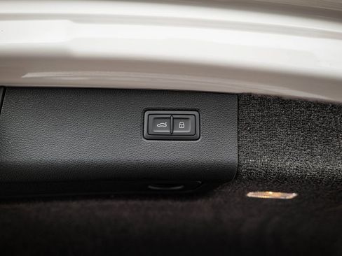 Used 2025 Bentley Bentayga image 33