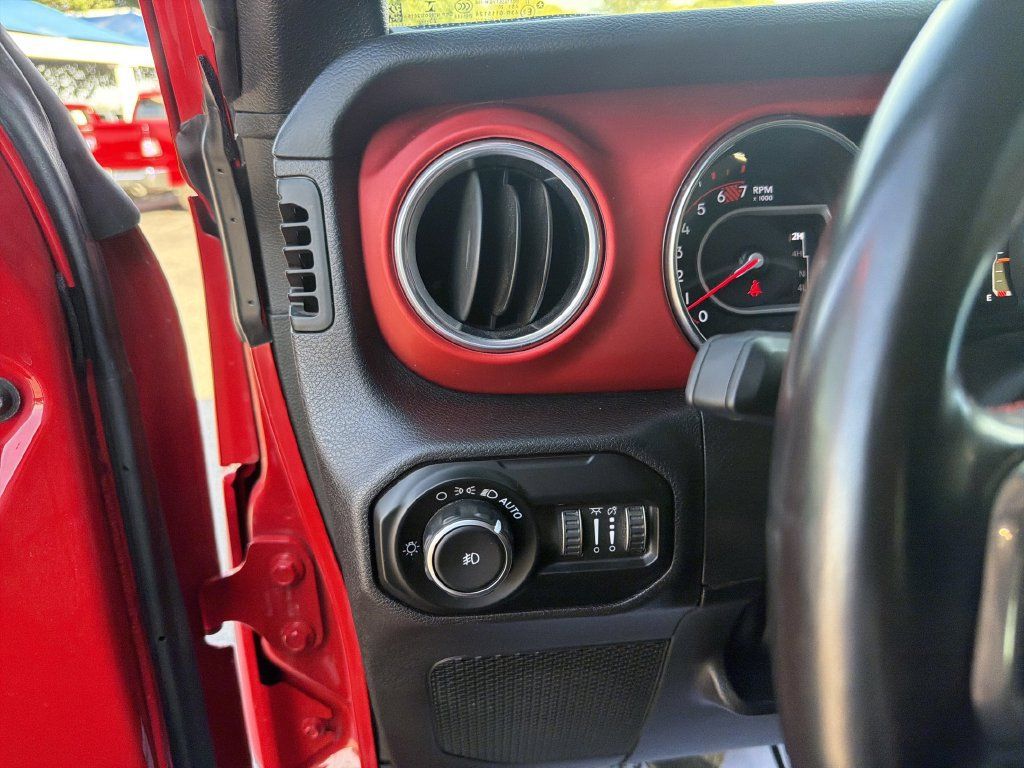 Used 2021 Jeep Wrangler Unlimited Rubicon w/ Cold Weather Group AWD/4WD image 17