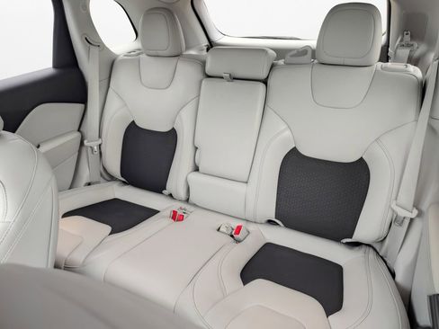 Used 2020 Jeep Cherokee Latitude Plus w/ Comfort/Convenience Group image 23