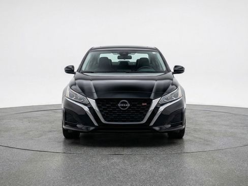 Used 2025 Nissan Altima 2.5 SV FWD image 2
