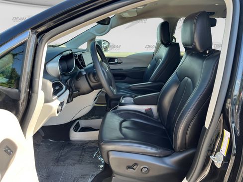 Used 2023 Chrysler Pacifica Touring-L FWD image 11