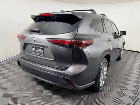 Used 2024 Toyota Highlander Limited FWD image 8