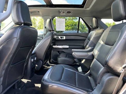 Used 2021 Ford Explorer XLT w/ Equipment Group 202A AWD/4WD image 40