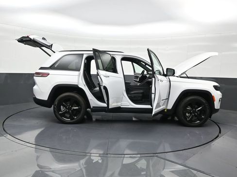 Used 2025 Jeep Grand Cherokee Limited w/ Black Appearance Package image 32