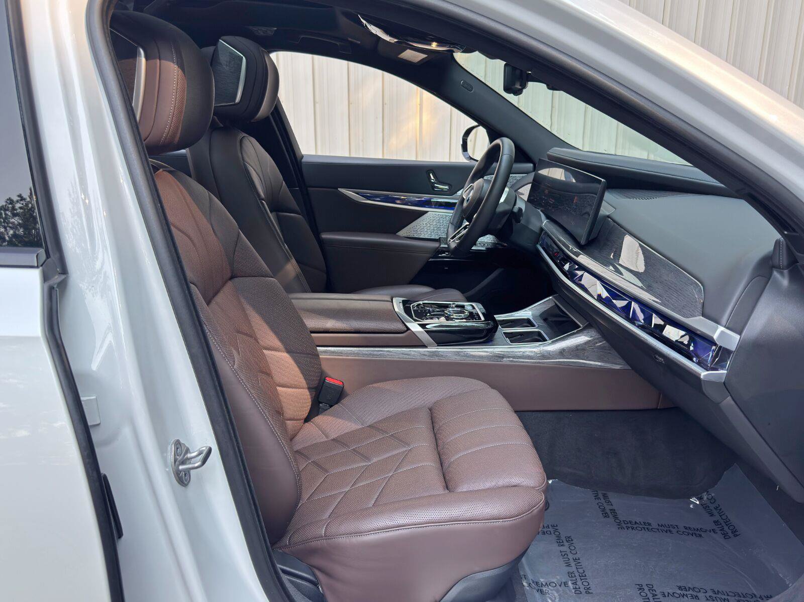Used 2023 BMW i7 xDrive60 w/ Executive Package 2 AWD/4WD image 16