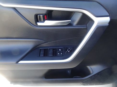 Used 2021 Toyota RAV4 XLE w/ Convenience Package FWD image 8