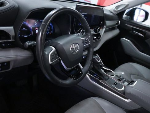 Used 2023 Toyota Highlander Platinum image 16