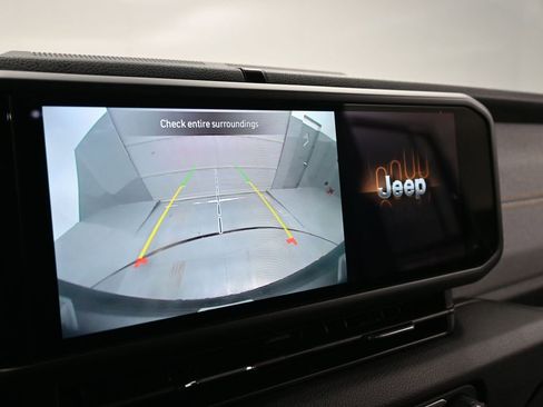 Used 2024 Jeep Wrangler Unlimited image 14