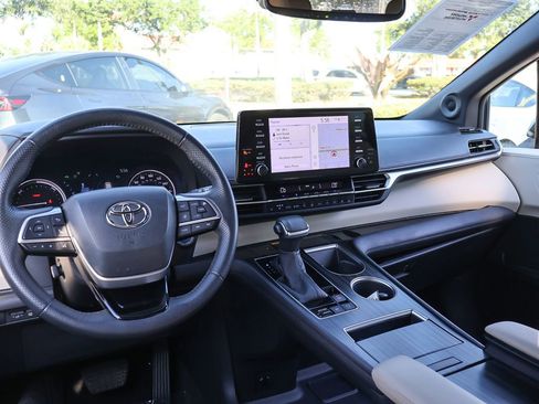 Used 2023 Toyota Sienna Limited FWD image 28