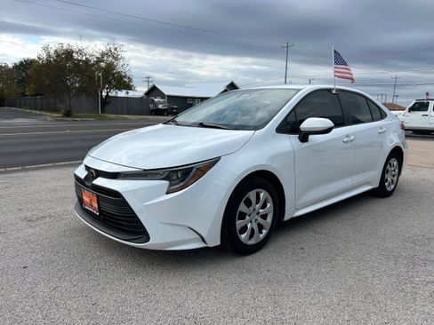 Used 2024 Toyota Corolla LE image 3