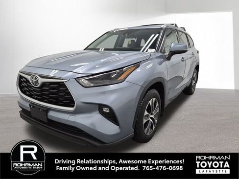 Used 2022 Toyota Highlander XLE image 2