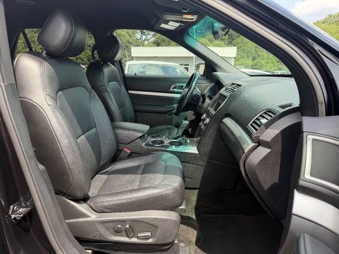 Used 2016 Ford Explorer XLT w/ Equipment Group 202A FWD image 14