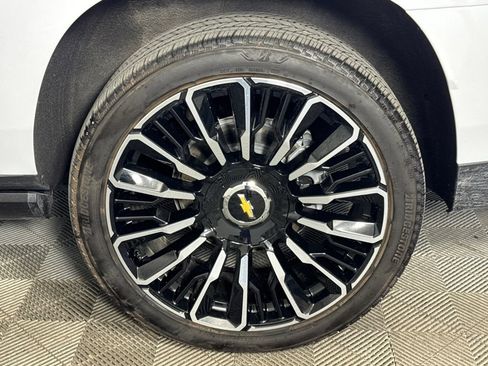 Certified 2026 Chevrolet Suburban High Country AWD/4WD image 12