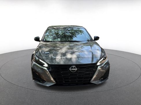 Used 2025 Nissan Altima 2.5 SV FWD image 2