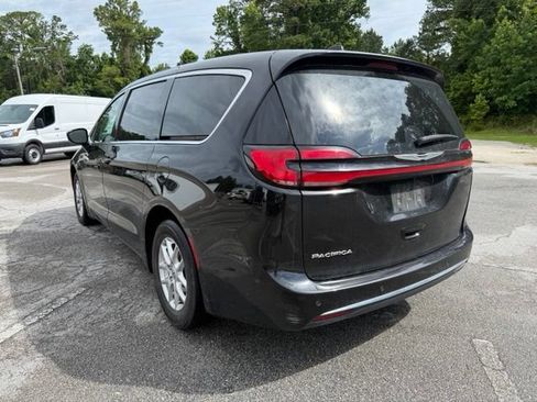 Used 2024 Chrysler Pacifica Touring-L FWD image 4