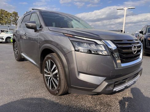 Used 2025 Nissan Pathfinder Platinum image 7