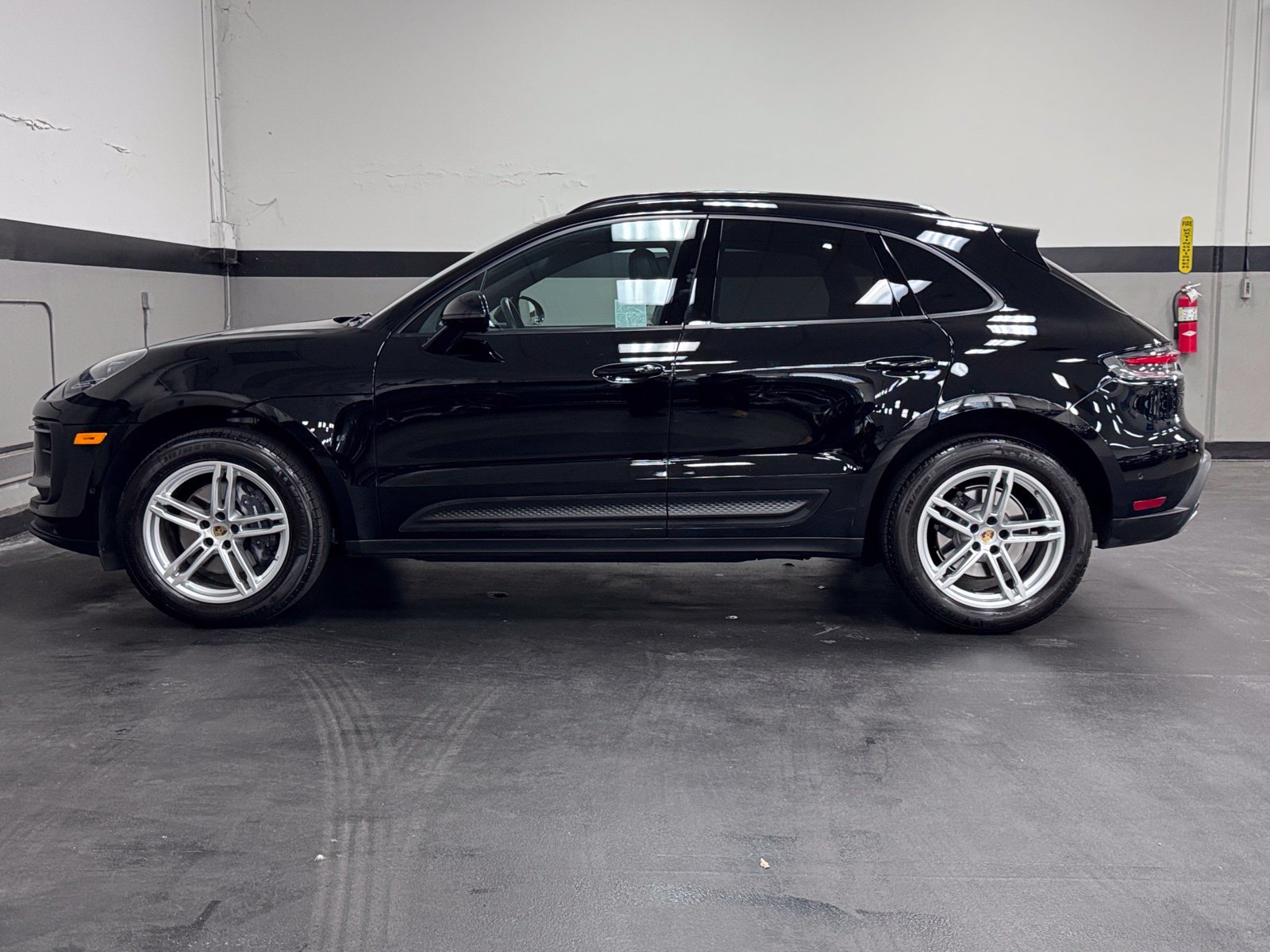 Used 2024 Porsche Macan AWD/4WD image 8